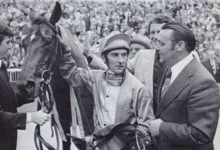 trainer_theo_grieper_empfaengt_star_appeal_und_jockey_greville_starkey_nach_dem_sieg_im_prix_de_larc_de_triomphe_fuer_den_stall_moritzberg_von_waldemar_zeitelhack._foto_ar.jpg