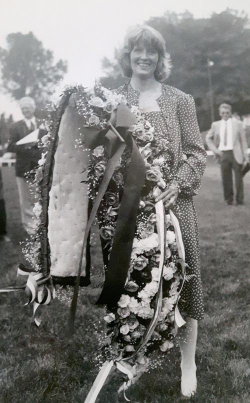 Lesley Davis met bloemenkrans.jpg