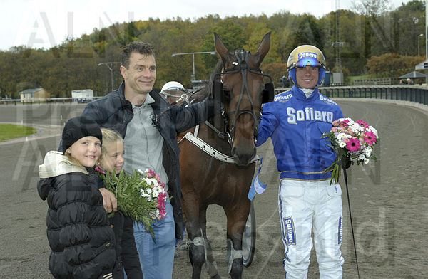 True Blue for You pris.t5079c8b4.m600.w.4salnwmark2.png.x7j90U3Nb.jpg