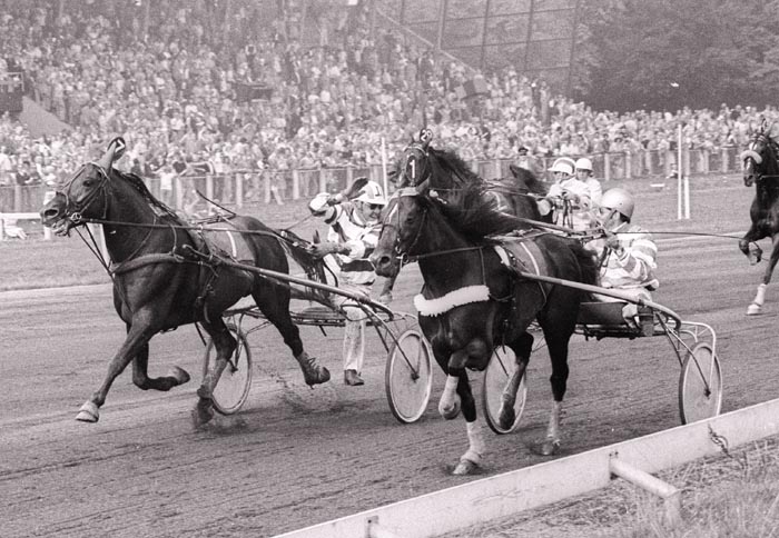 Jojo KvN 1975 naast Henri.jpg