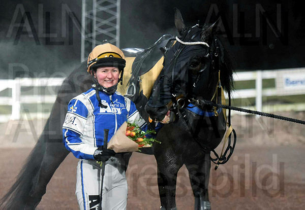 Fighter Simoni pris.t65c12a44.m600.w.4salnwmark2.png.xpDT7tfWE.jpg