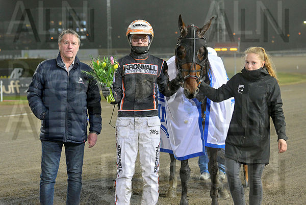 Jo Black pris.t65fb5797.m600.w.4salnwmark2.png.xBNBoTtQ4.jpg