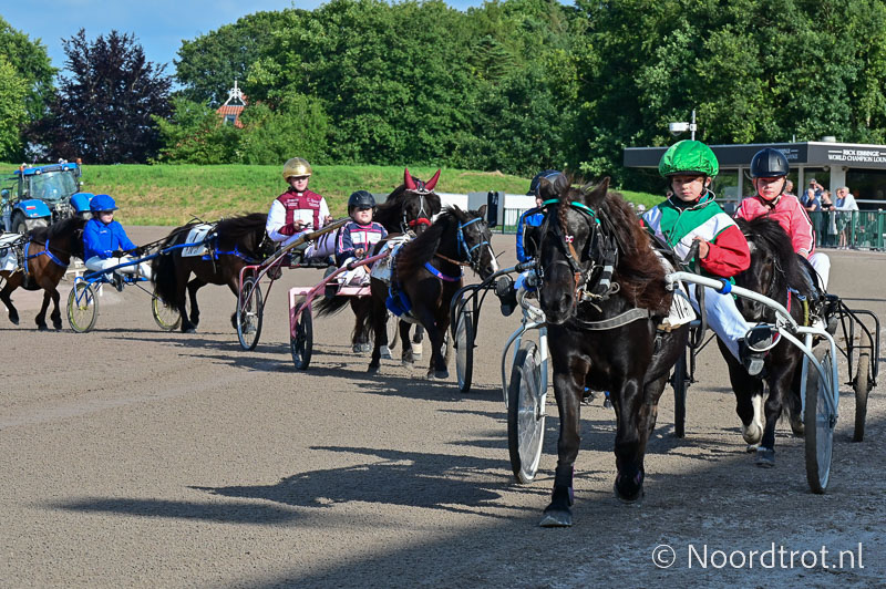 Défilé voor de ponydraverij op de drafbaan van Wolvega