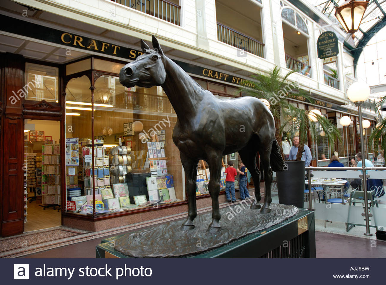 a-bronze-statue-of-grand-national-winner-red-rum-in-wayfarers-arcade-AJJ9BW.jpg